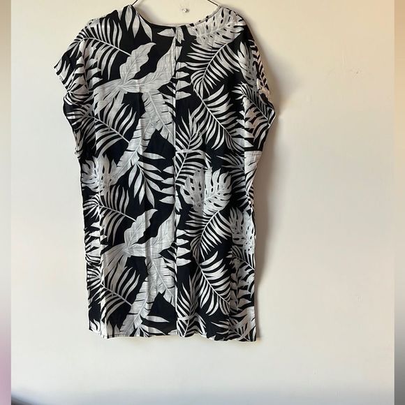 Tahari Beach coverup - Small - Picture 2 of 10